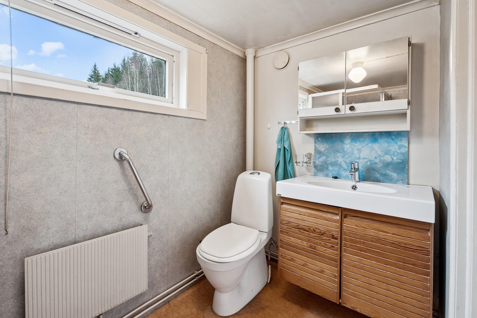 Badet er utstyrt med servant med underskap, toalett og speilskap. Galleribilde