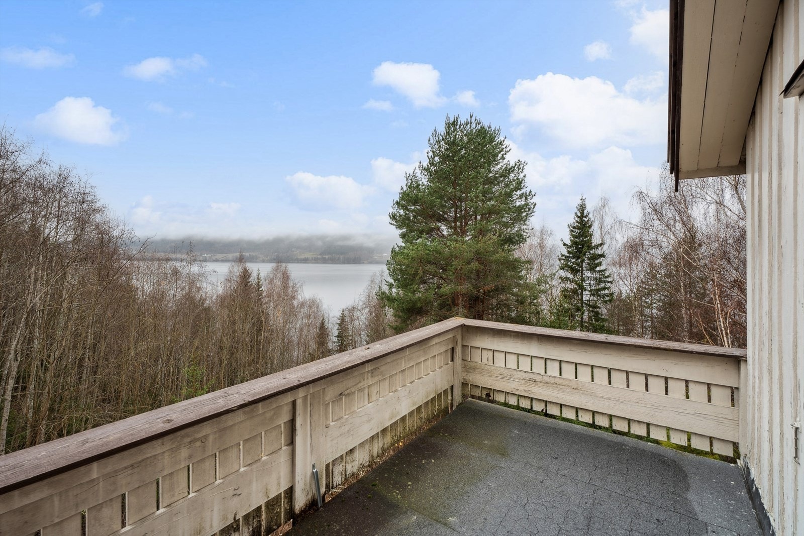 Fra takterrassen har man utsikt mot Randsfjorden. Galleribilde