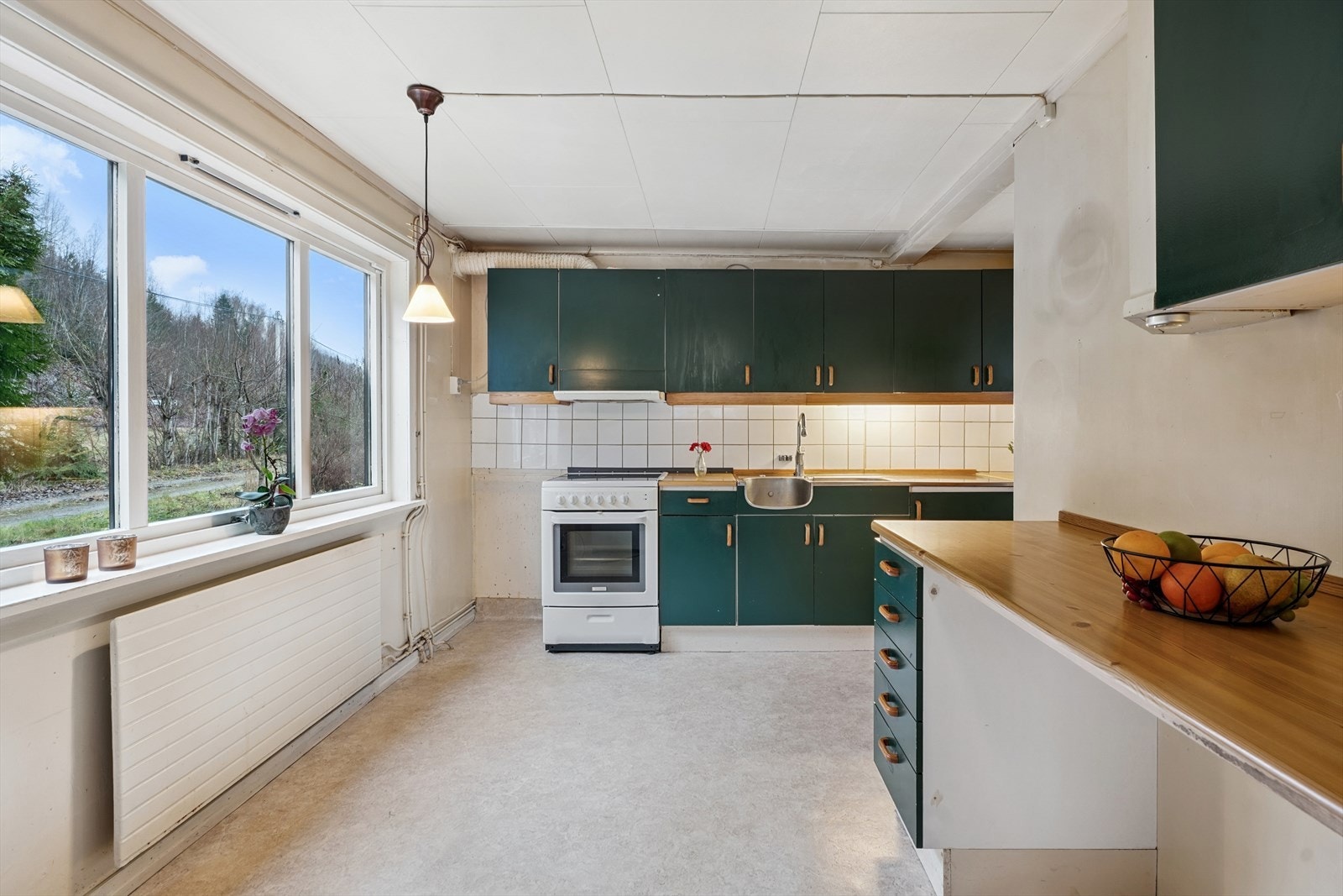 Et stort vindu gir gode lysforhold og utsyn over nærområdet fra kjøkkenet. Galleribilde