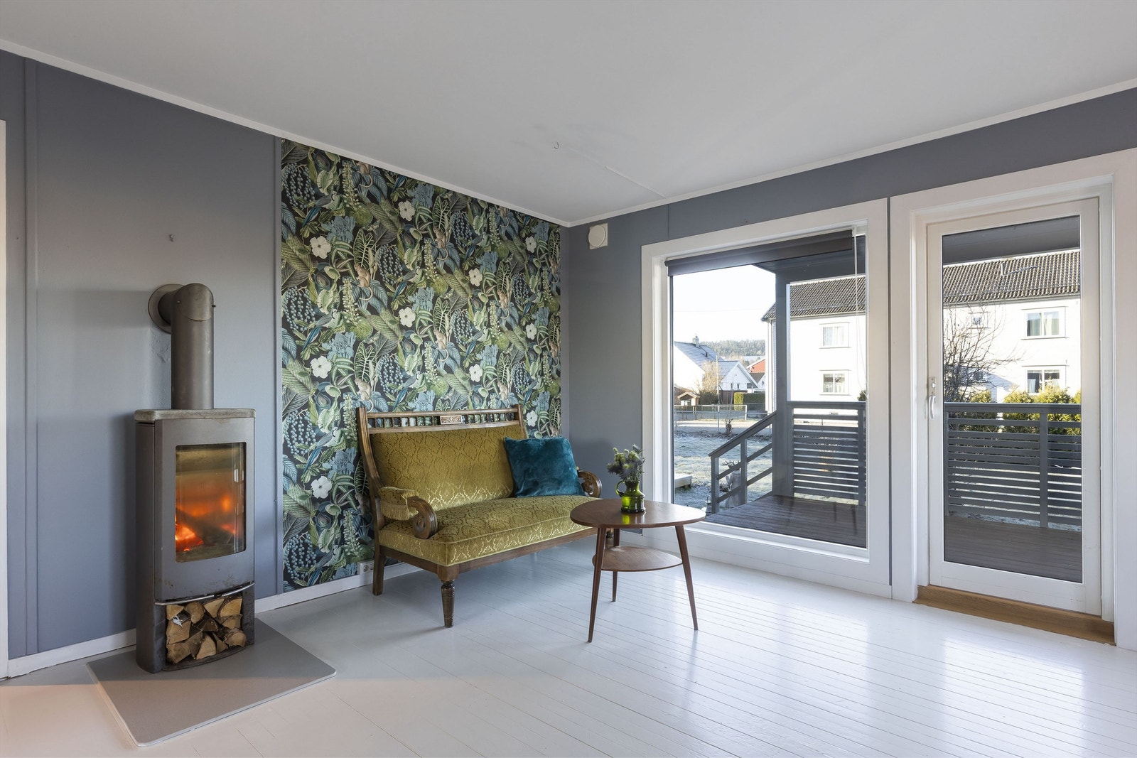 Stålrør i pipen i 2019. Stuevindu og balkongdør fra 2022. Galleribilde