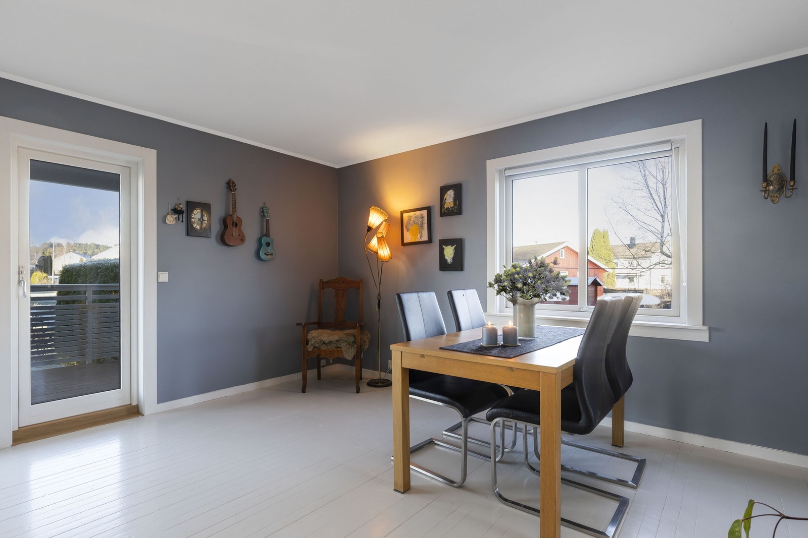 Lys og pen stue med gode møbleringsmuligheter Galleribilde