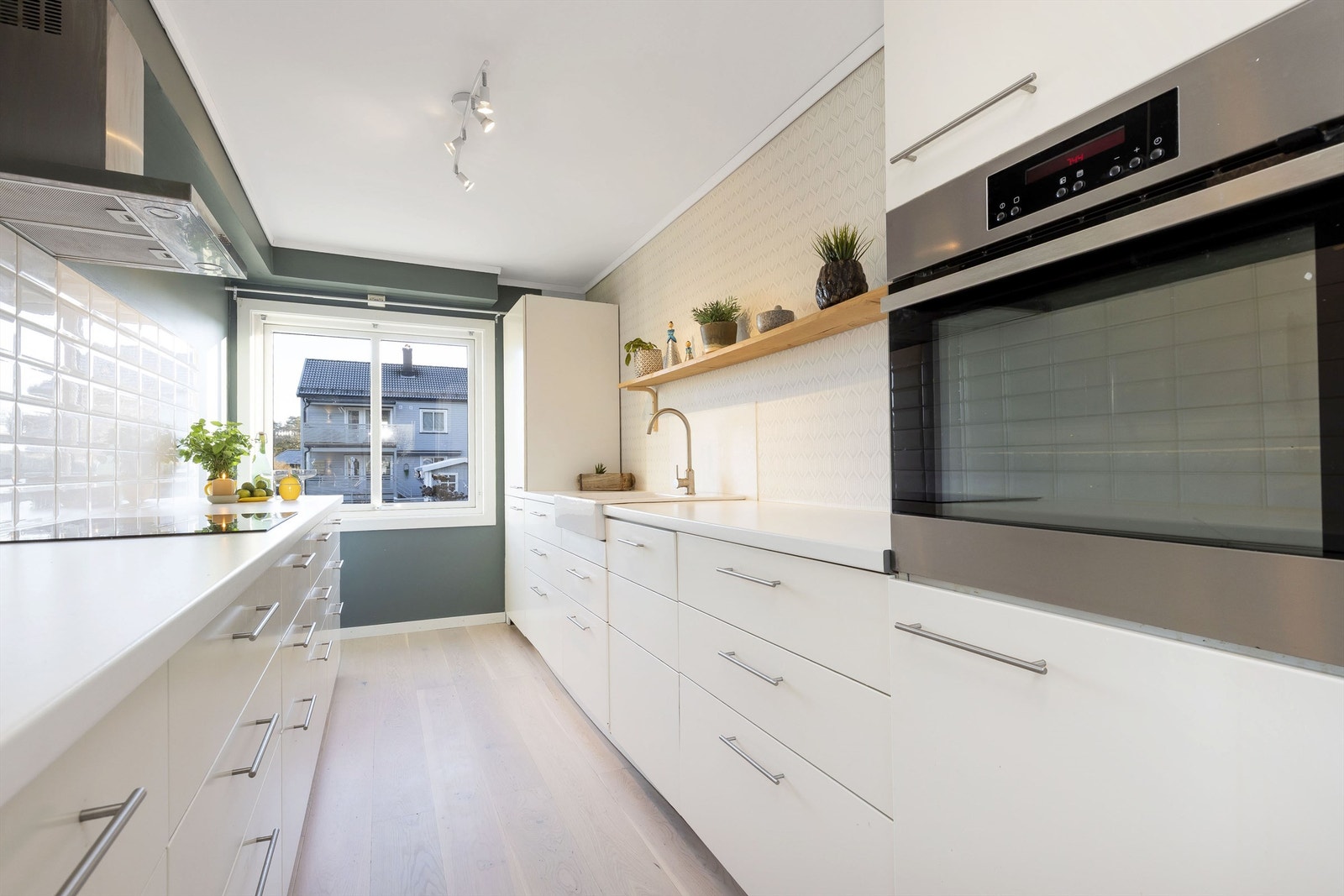 Pent kjøkken fra 2015. Rikelig med oppbevaringsplass og benkeplass. Galleribilde