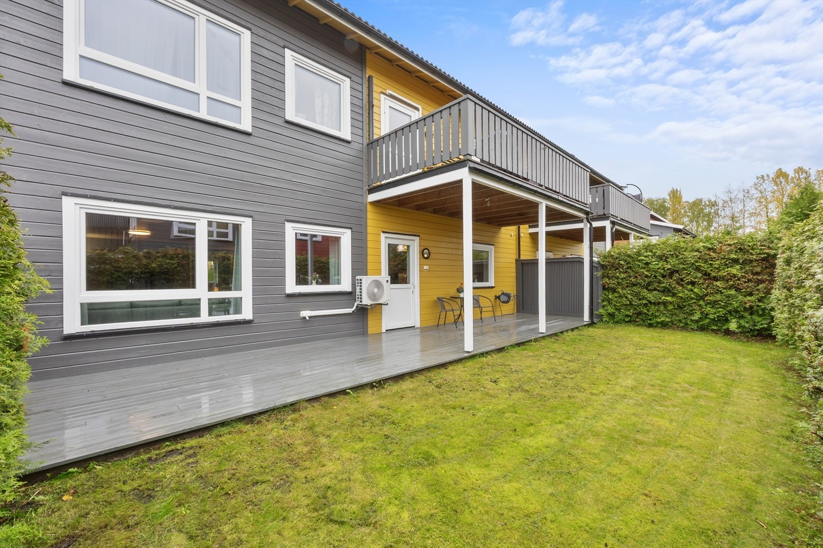 Fra stuen er det utgang til en romslig terrasse på 29 m² og en fin gressplen avgrenset med hekk. Galleribilde