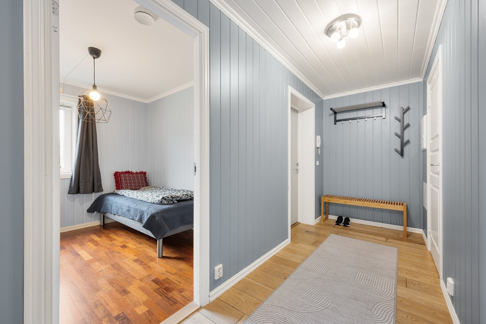 Fra gangen er det tilgang til soverom, bad og en praktisk innvendig bod. Galleribilde