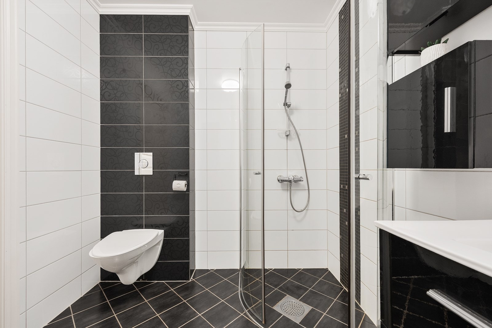 Leiligheten har to bad. Dette er utstyrt med dusjhjørne med innfellbare glassdører og vegghengt toalett. Galleribilde