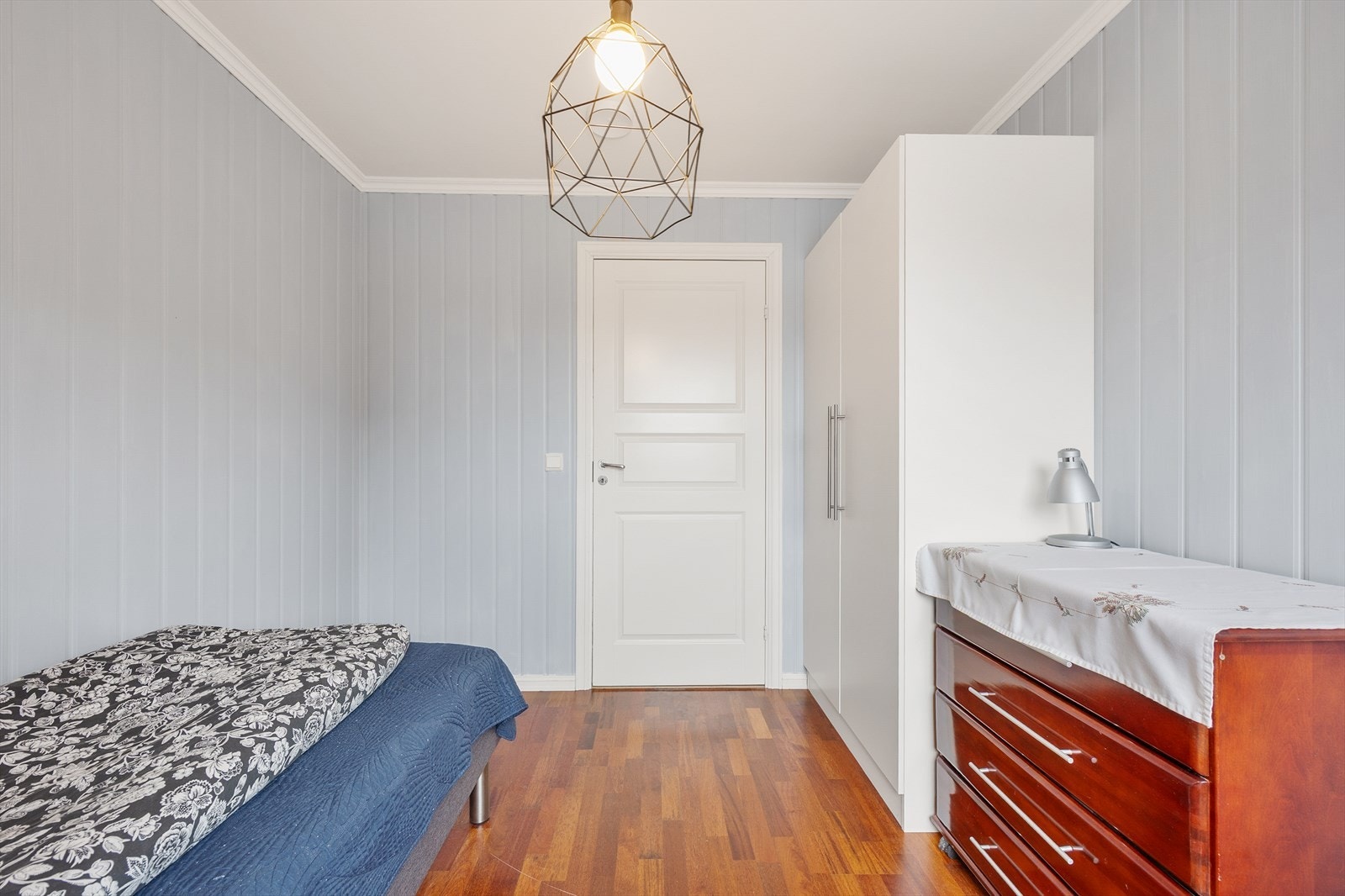 Leiligheten har totalt tre soverom av god størrelse, alle med parkett på gulv og smartpanel på veggene. Galleribilde