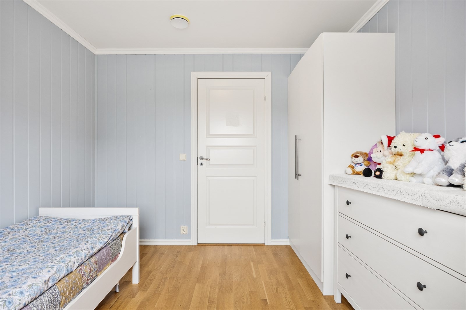 Store vindusflater på soverommene sørger for godt med naturlig lysinnslipp. Galleribilde