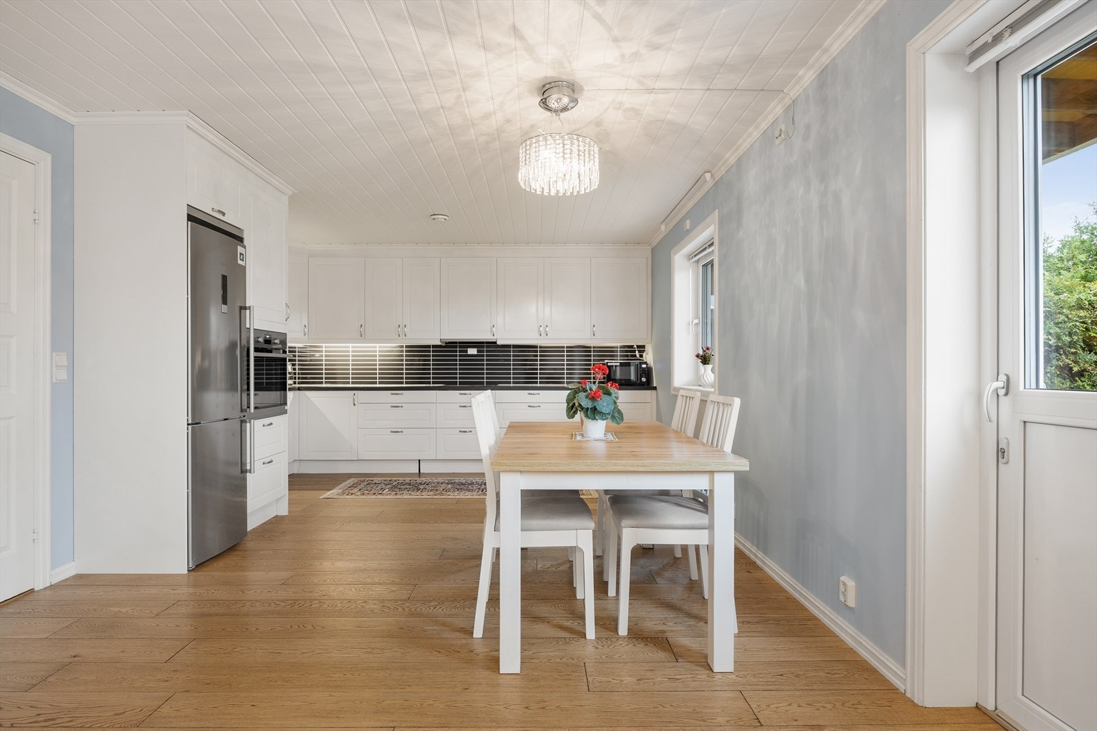 Praktisk utgang fra kjøkken-/stueområdet direkte til den store terrassen. Galleribilde