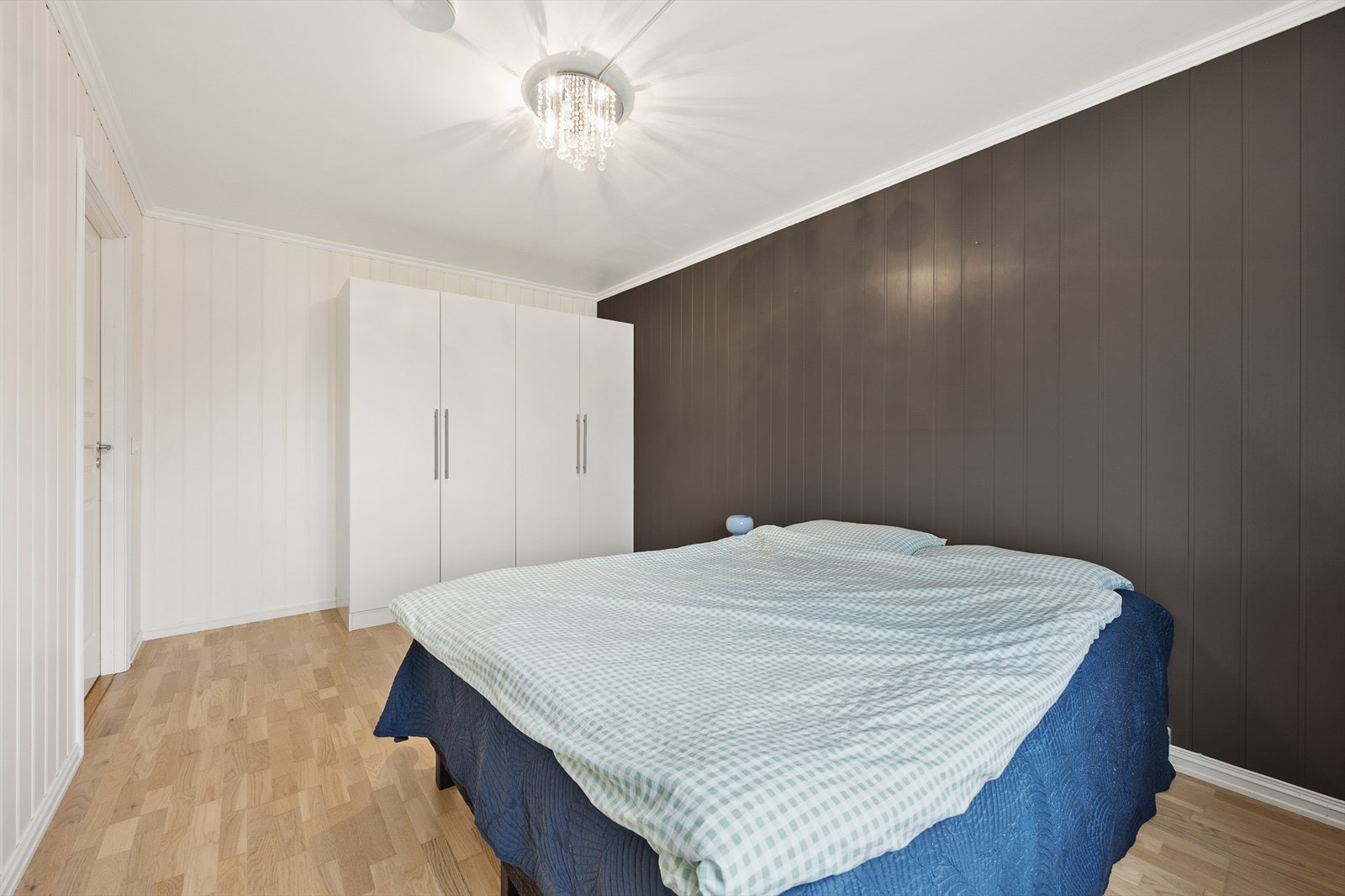 God oppbevaringsplass i leiligheten, supplert med en kjellerbod på 6 m² og garasjeplass for to biler. Galleribilde