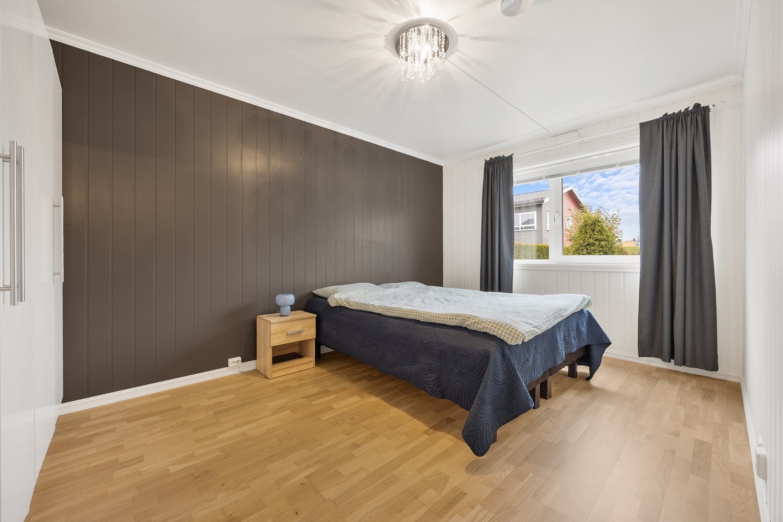 Hovedsoverommet har god plass til dobbeltseng og er utstyrt med garderobeskap. Galleribilde