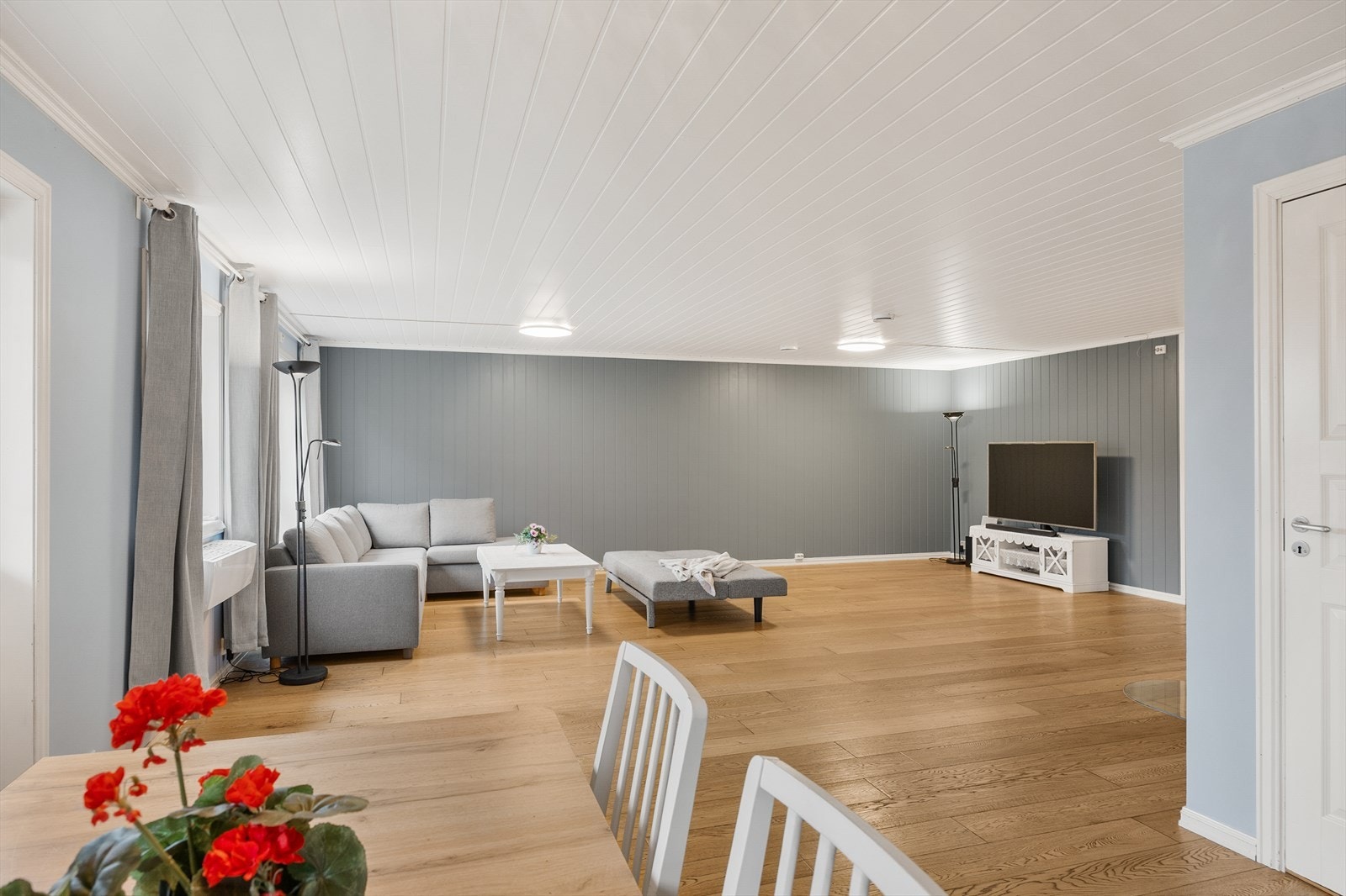 Fra spiseplassen er det en delvis åpen løsning mot stuen, noe som skaper en sosial og luftig sone. Galleribilde