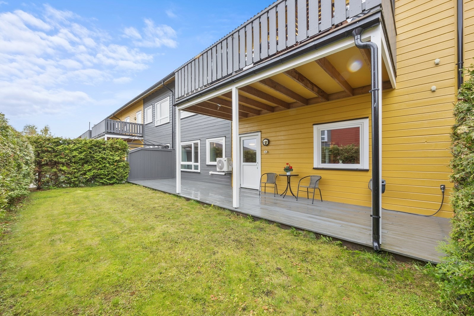 Leiligheten ligger på bakkeplan med enkel tilgang til hage og uteområder. Galleribilde