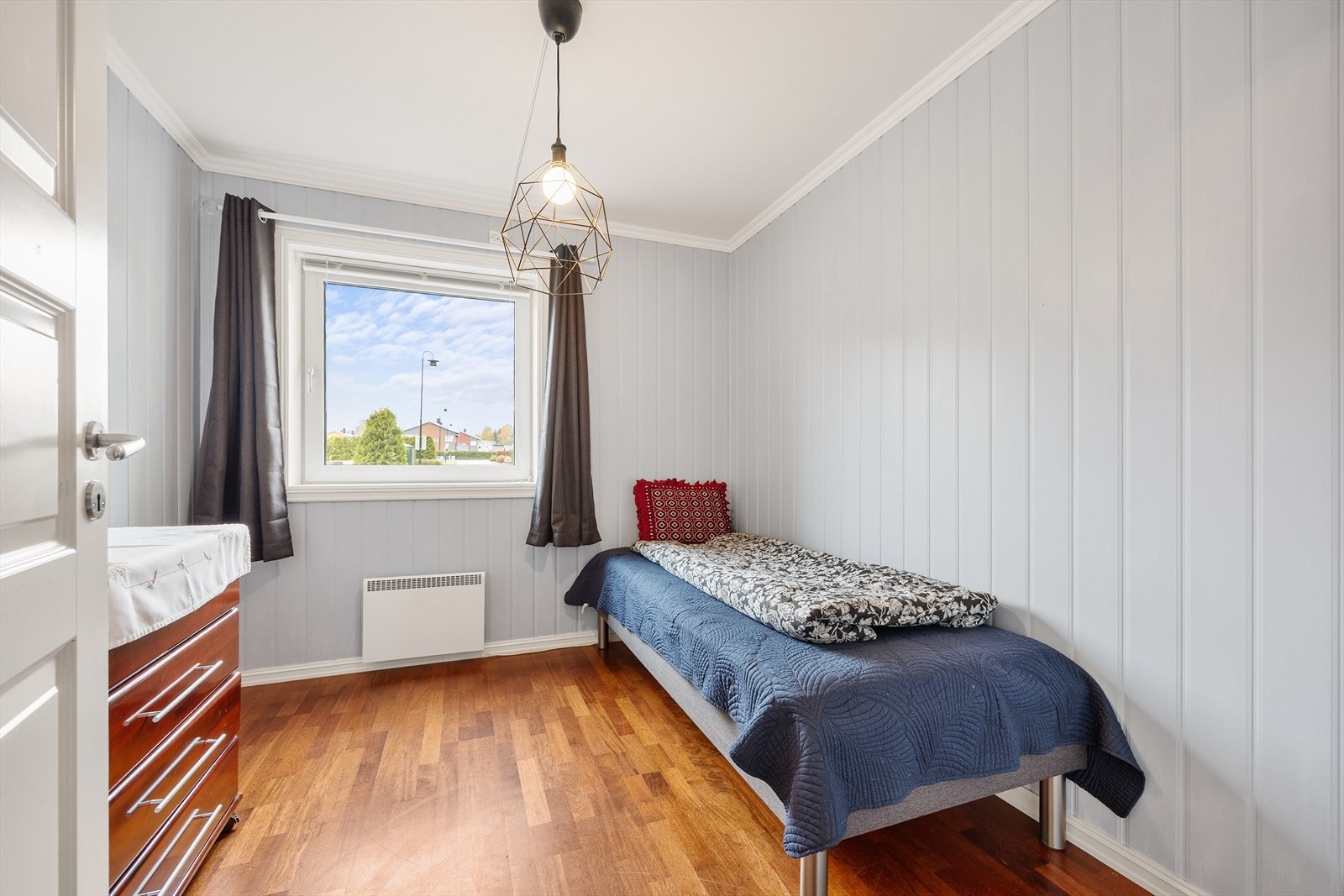 Beliggenheten er ideell for familier, med kort vei til både skoler og barnehager som Ekornrud barnehage. Galleribilde