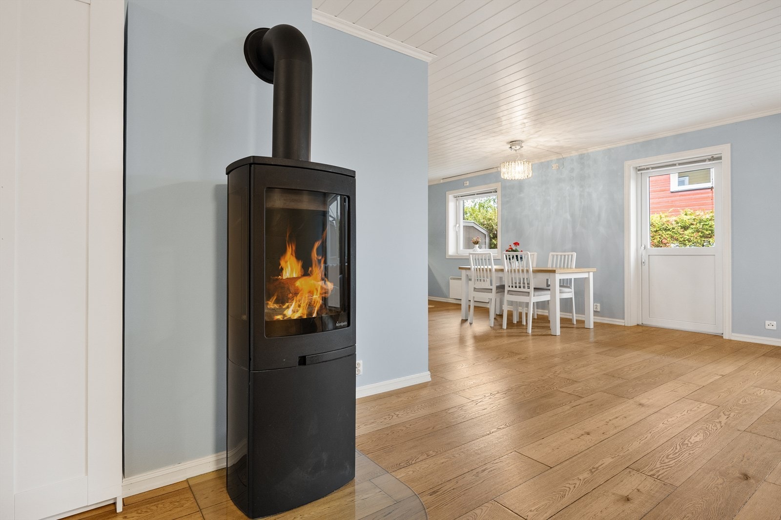 Ildstedet er sentralt plassert og bidrar til jevn og god varme i allrommet. Galleribilde