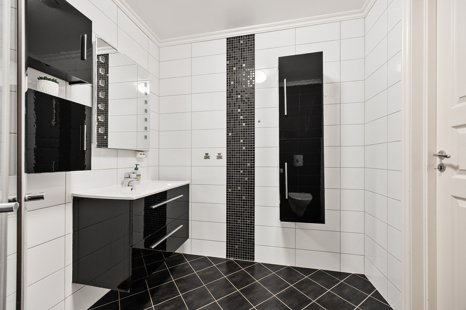 Badet er helfliset og har varme i gulvet for ekstra komfort. Galleribilde