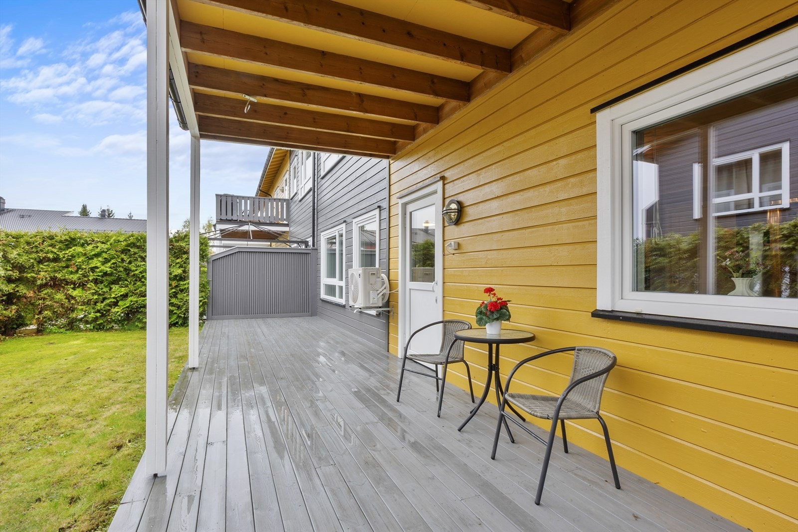 Terrassen er belagt med impregnerte terrassebord og har malte skillevegger mot naboene. Galleribilde