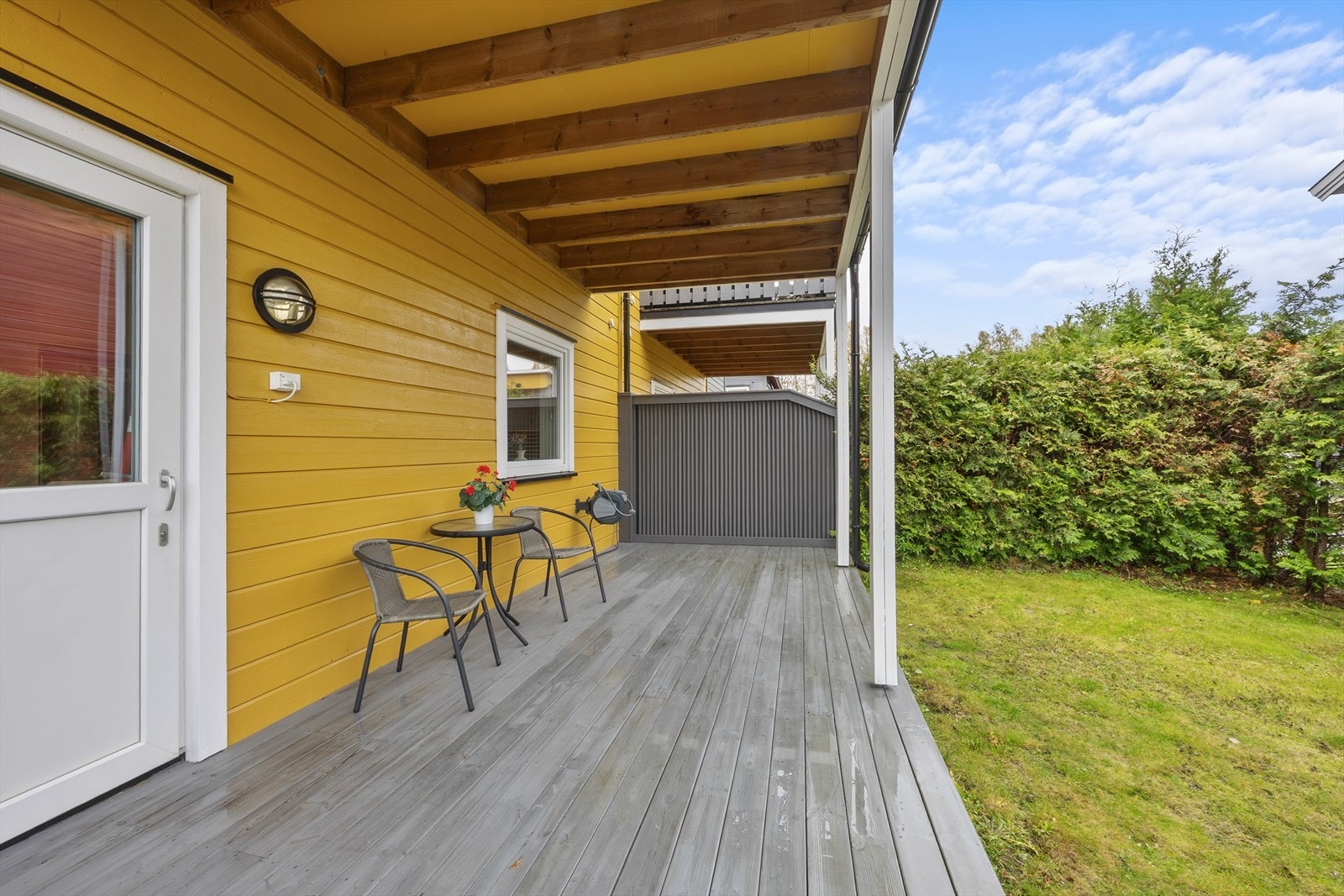 Den private hageflekken er lettstelt og gir en fin forlengelse av uteplassen. Galleribilde