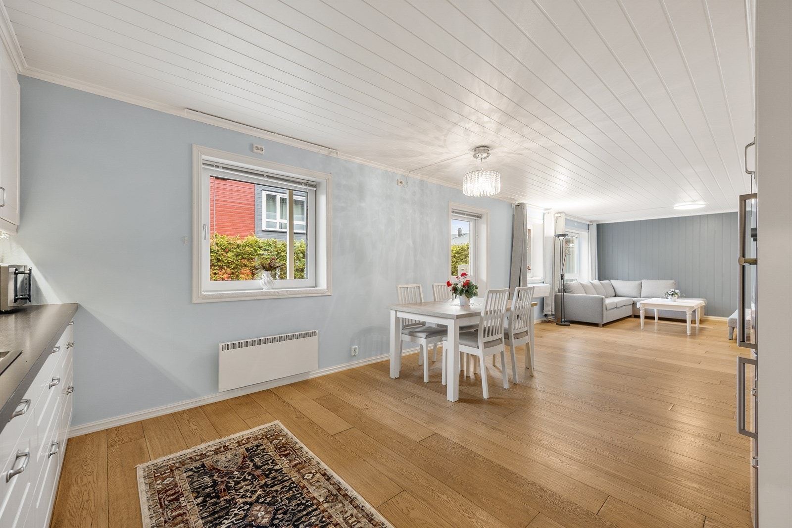 Spiseplassen binder kjøkkenet og stuen sammen på en naturlig måte. Galleribilde