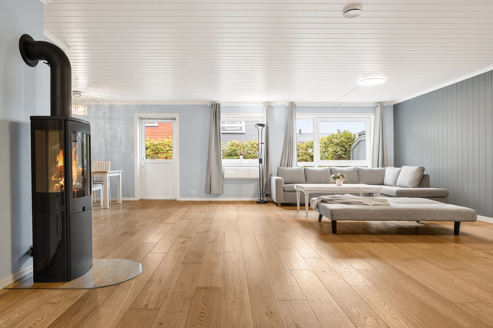 En pen vedovn i stuen gir ekstra varme og atmosfære på kjølige dager. Galleribilde