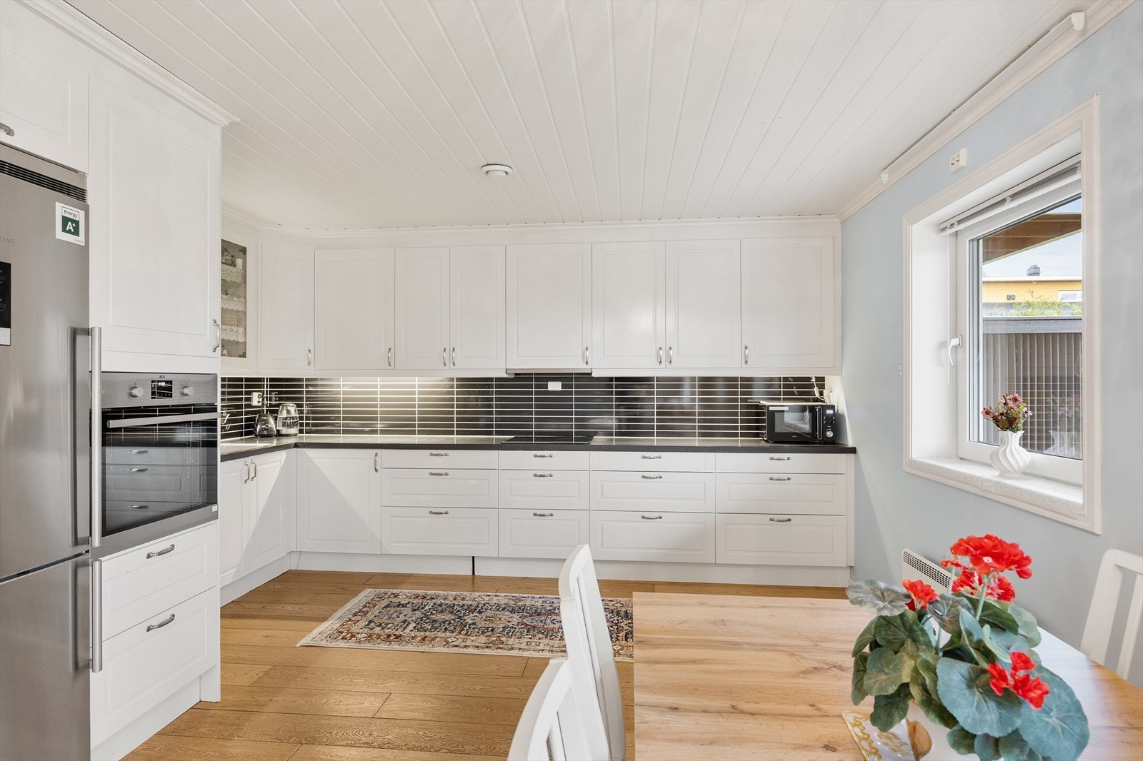 Kjøkkeninnredningen har integrert koketopp, komfyr og oppvaskmaskin. Galleribilde