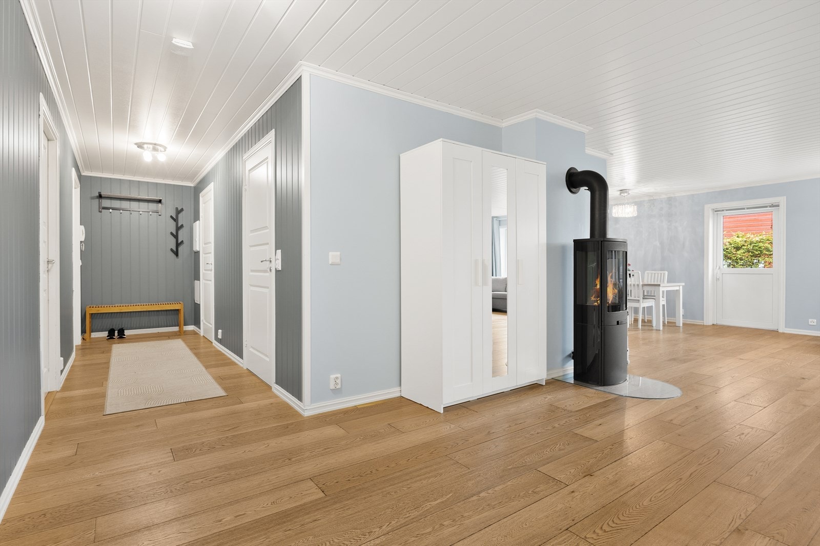En innbydende og romslig entré gir et godt førsteinntrykk og har plass til garderobeløsning. Galleribilde