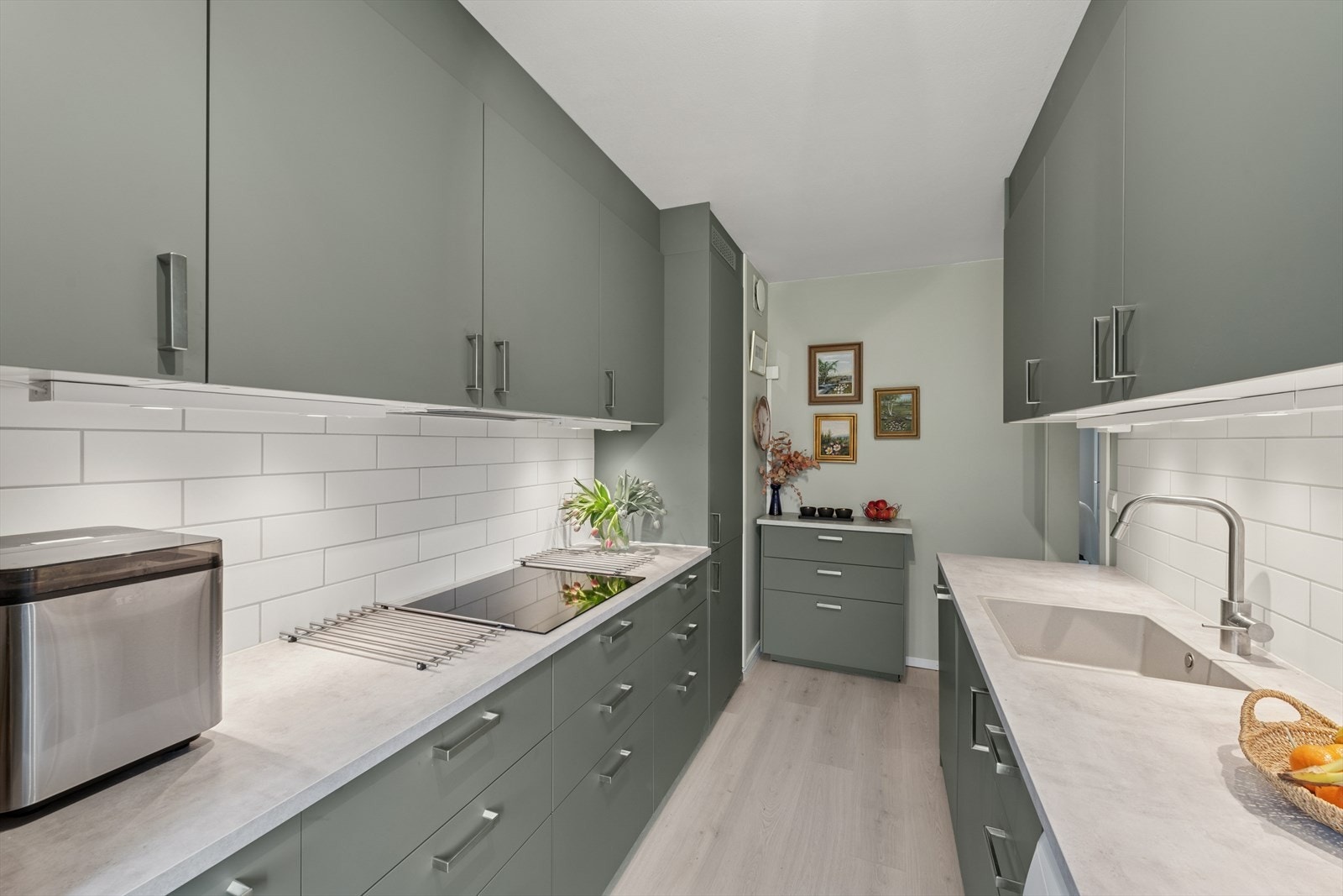 Innredningen sørger for rikelig lagringsplass i skap og skuffer. Galleribilde