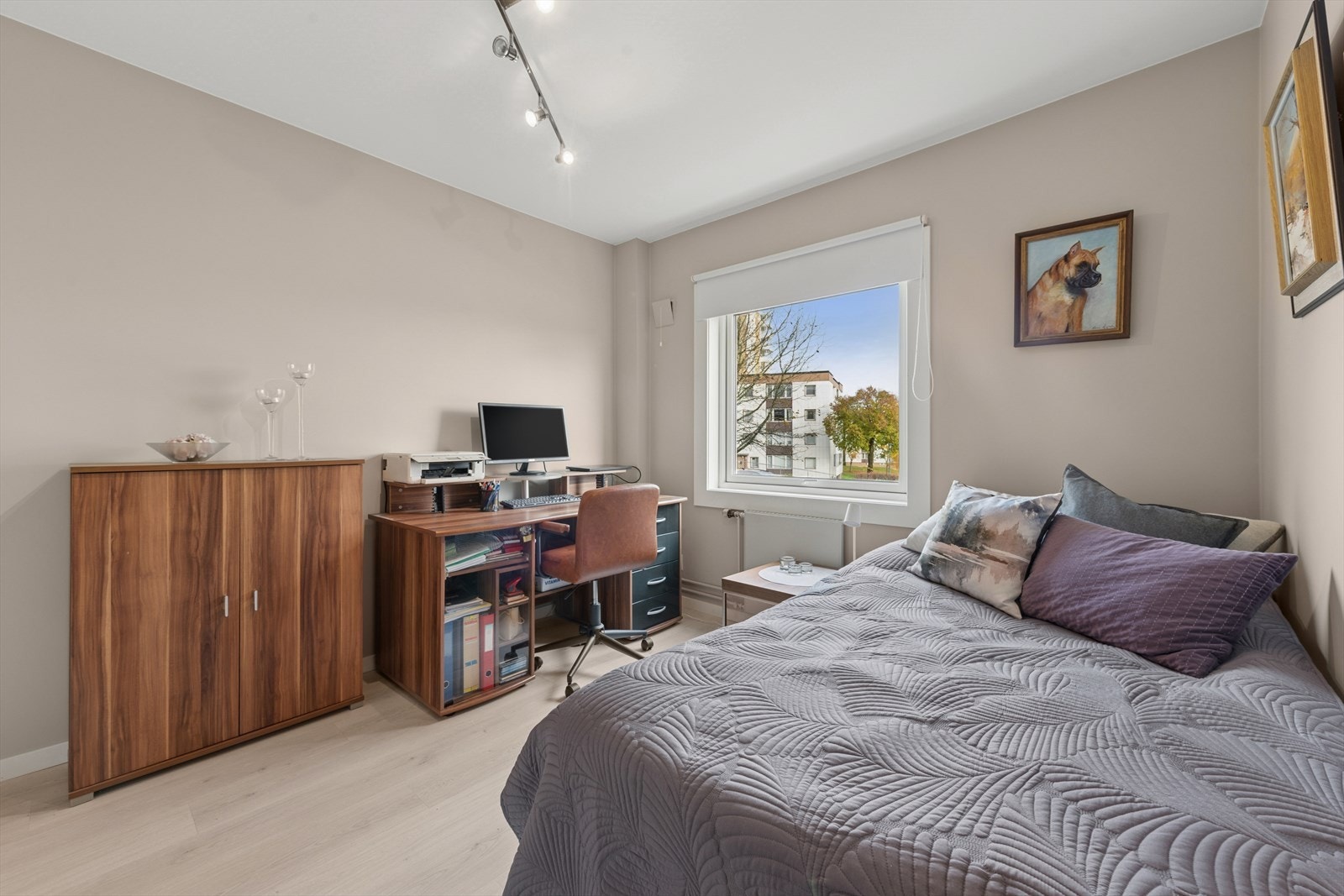 Soverommene er utformet med plass til stor seng, nattbord og annet ønsket møblement. Galleribilde