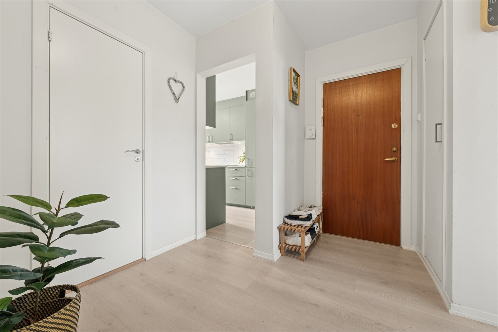 Entré med god plass til å henge fra seg yttertøy og sette fra seg sko. Galleribilde