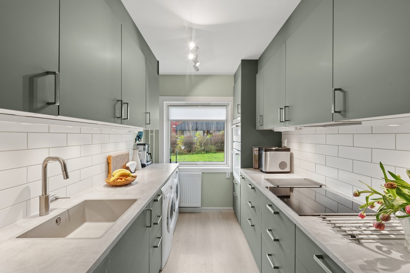 Kjøkkenet ligger adskilt i eget rom. Galleribilde