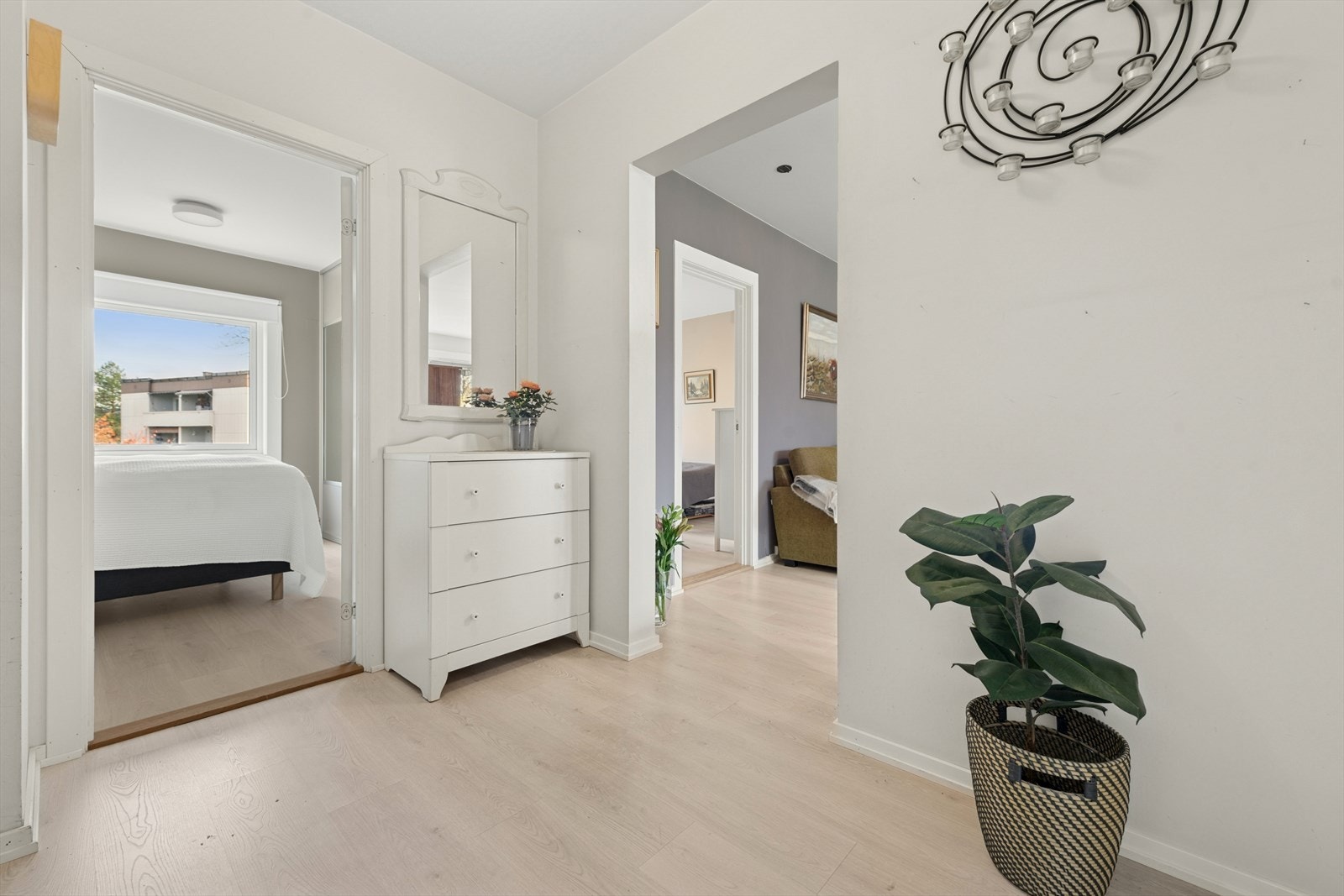 Leiligheten disponerer to eksterne boder - én kjellerbod målt til ca. 8,7 m² og én loftsbod på ca. 6 m², med gulv areal på omtrent 10 m². Galleribilde