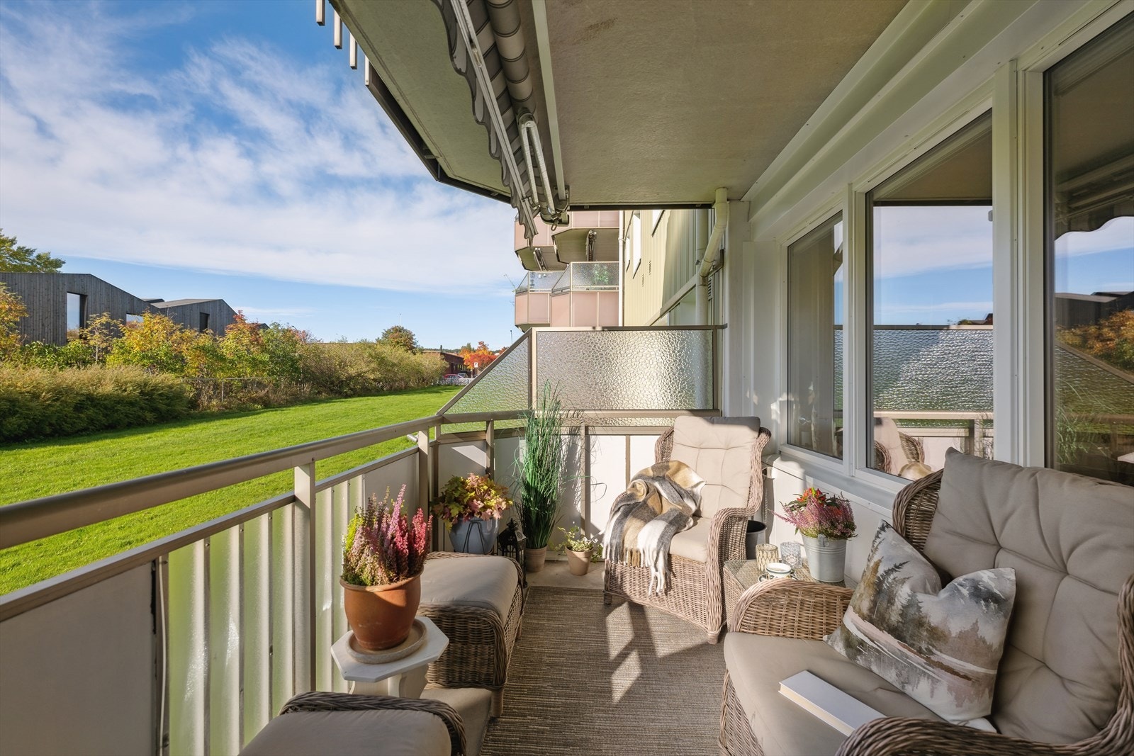 Fra stuen har du direkte utgang til en balkong på ca. 8 m², utstyrt med elektrisk markise. Galleribilde