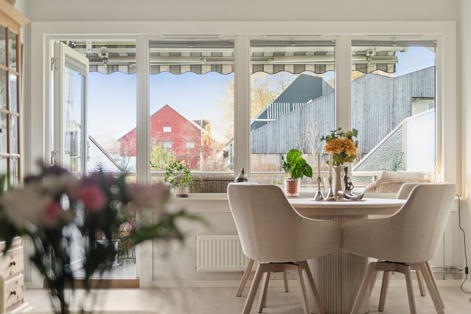 Store vindusflater slipper inn rikelig dagslys og skaper en lys og luftig romfølelse. Galleribilde