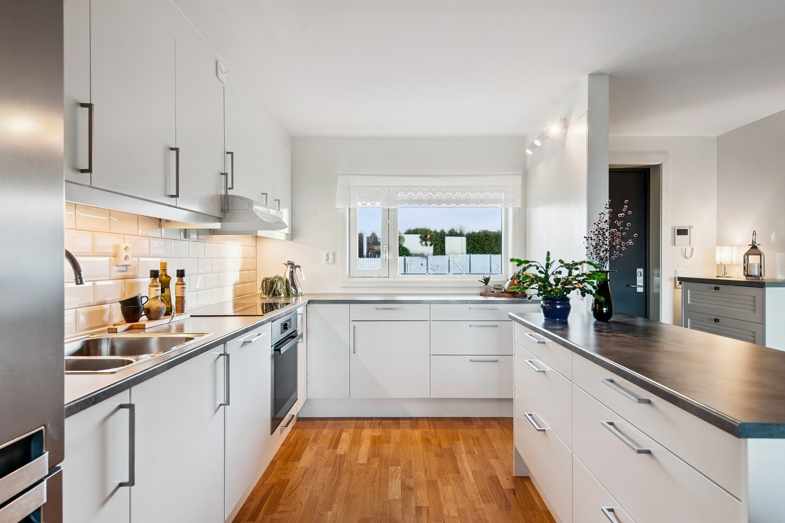 Koselig med vindu over kjøkkenbenken. Galleribilde