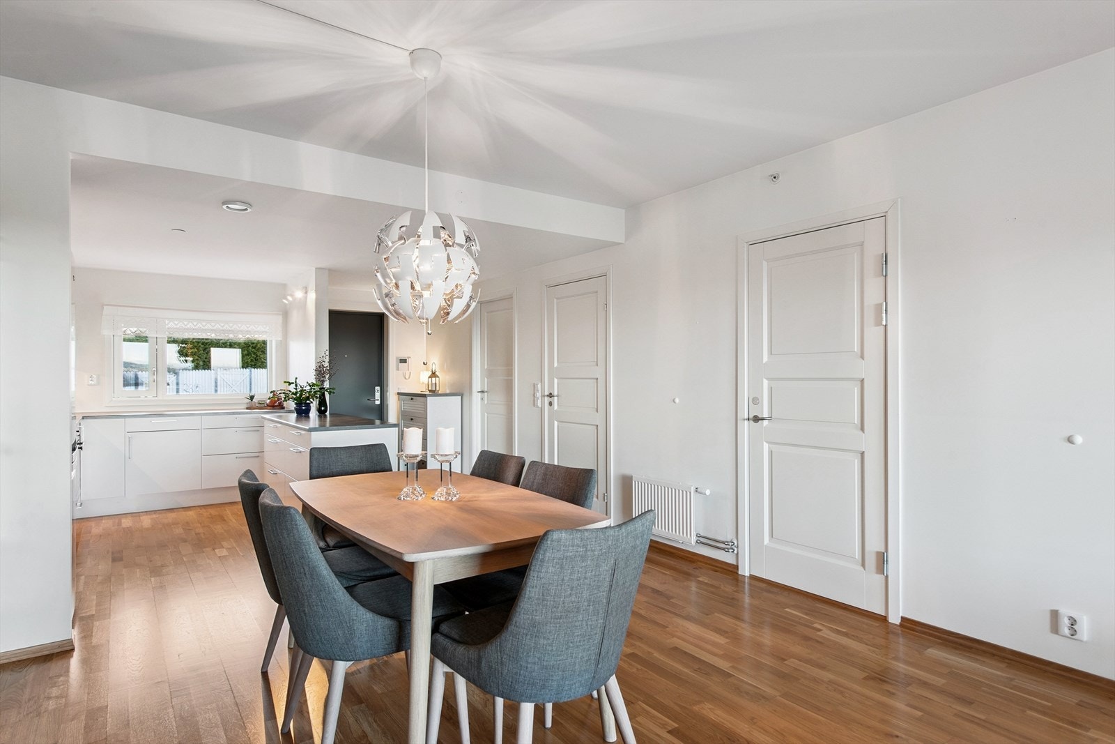 God plass til spisebord ved kjøkkensonen. Galleribilde