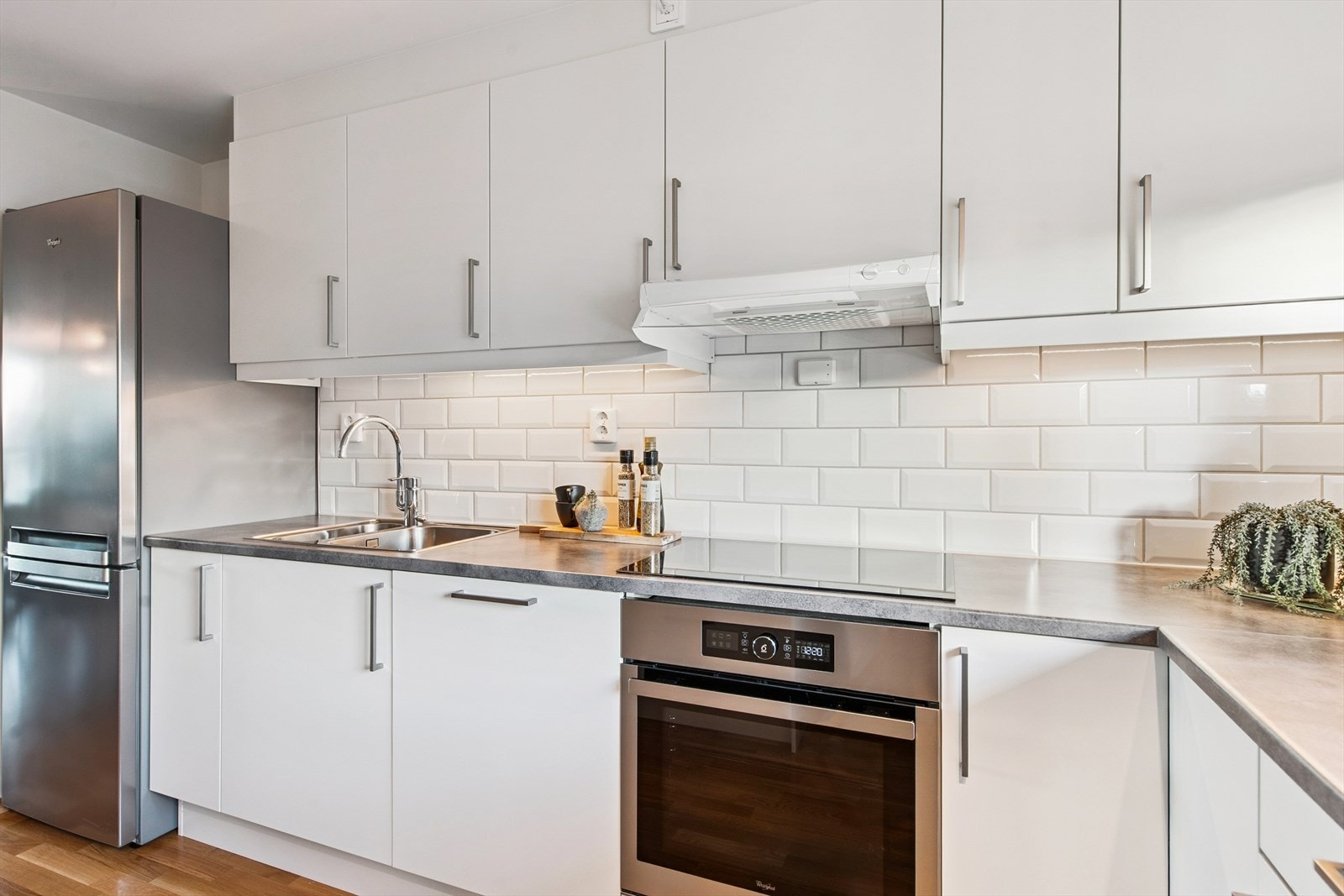 Integrerte hvitevarer som platetopp, stekeovn og oppvaskmaskin medfølger. Galleribilde