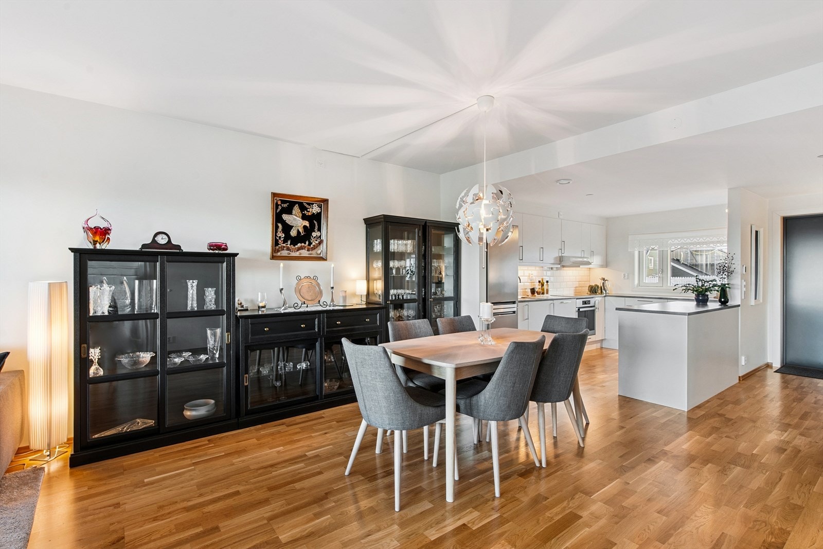 Leiligheten er gjennomgående og vinduene i hver ende slipper inn godt med naturlig lys. Galleribilde