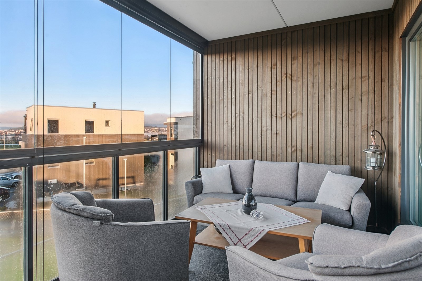 Balkongen har teppe på gulvet og god plass til møblering av en hyggelig sittegruppe. Galleribilde