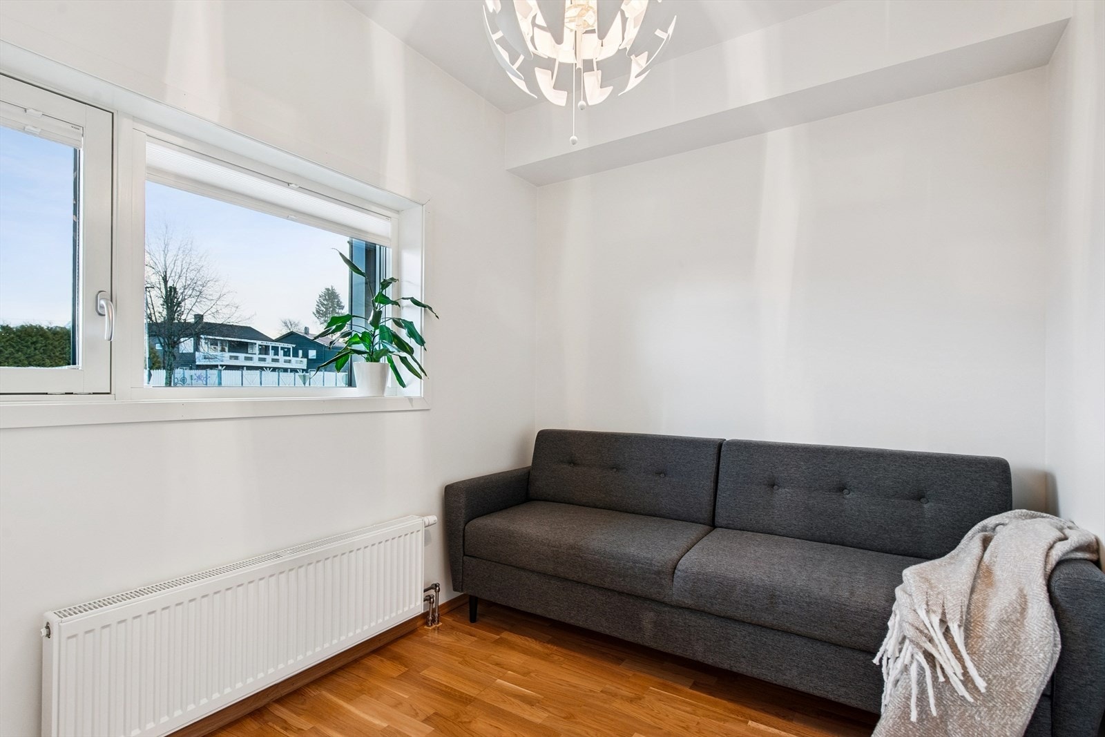 Leilighetens andre soverom egner seg godt som barnerom, gjesterom eller kontor. Galleribilde