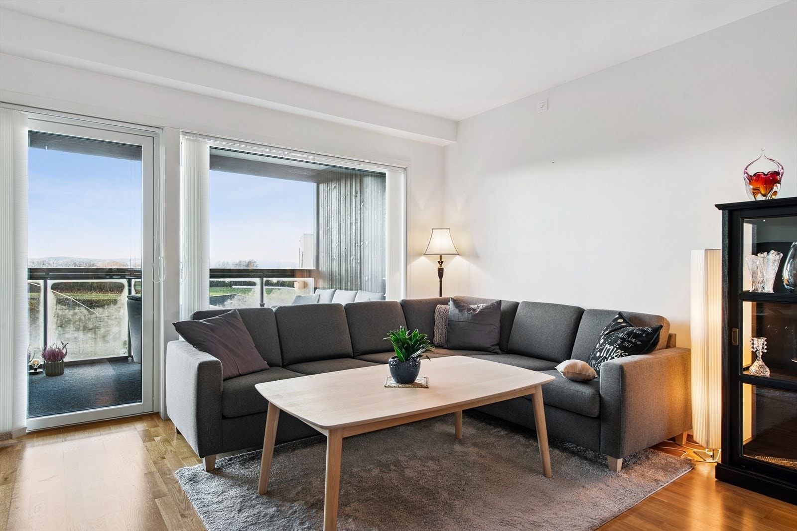 Koselig sofakrok ved vinduet. Galleribilde