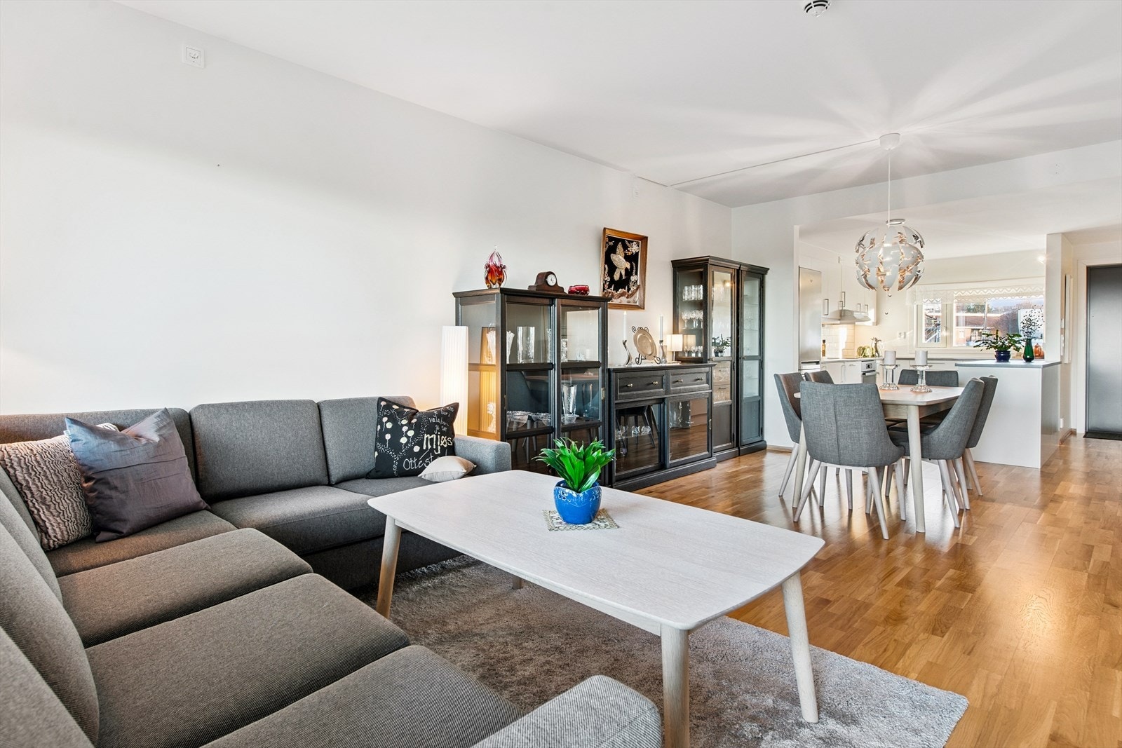 Åpen kjøkken- og stueløsning, noe som skaper en luftig og sosial sone i boligen. Galleribilde