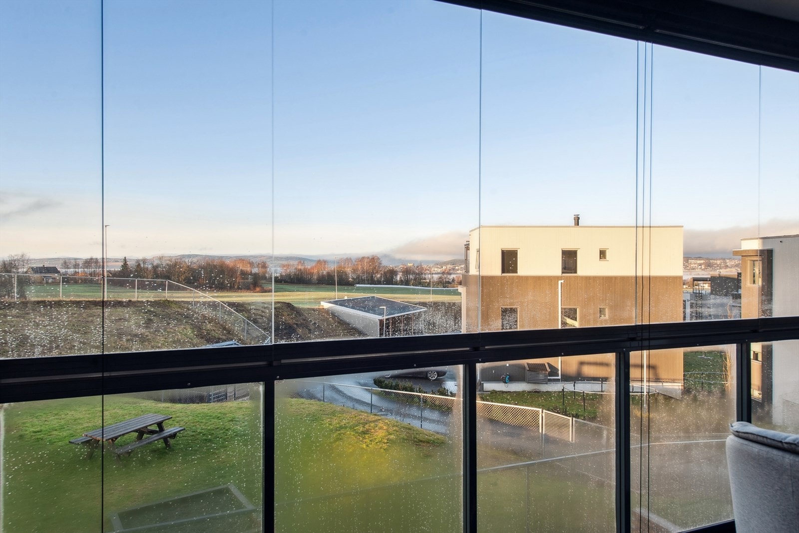 Fra balkongen er det utsikt mot nærområdet. Kort gangavstand til Ottestadbanen, Arstad barneskole og Ottestad ungdomsskole. Galleribilde