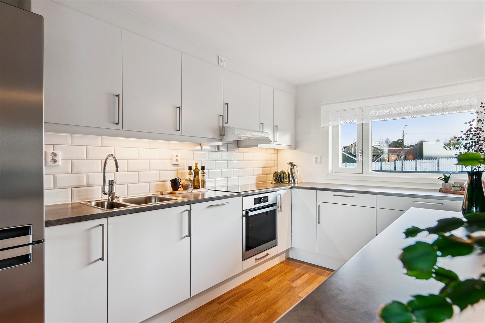 Innredningen har rikelig med arbeidsflate, og det er mekanisk avtrekk over kokesonen. Galleribilde