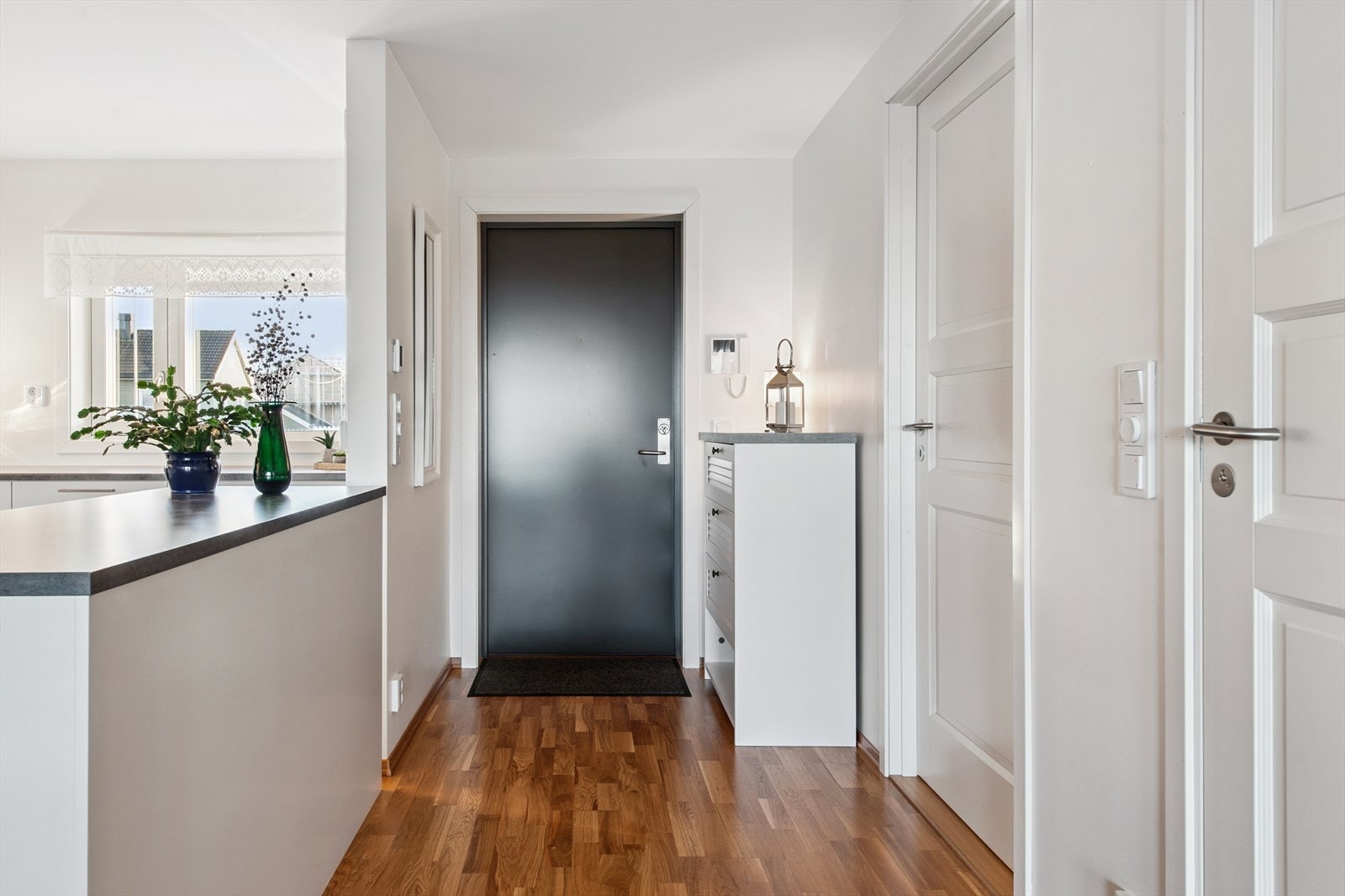 Velkommen inn! Entréen gir adkomst til alle rom i leiligheten og er utstyrt med porttelefon for enkel adgangskontroll. Galleribilde