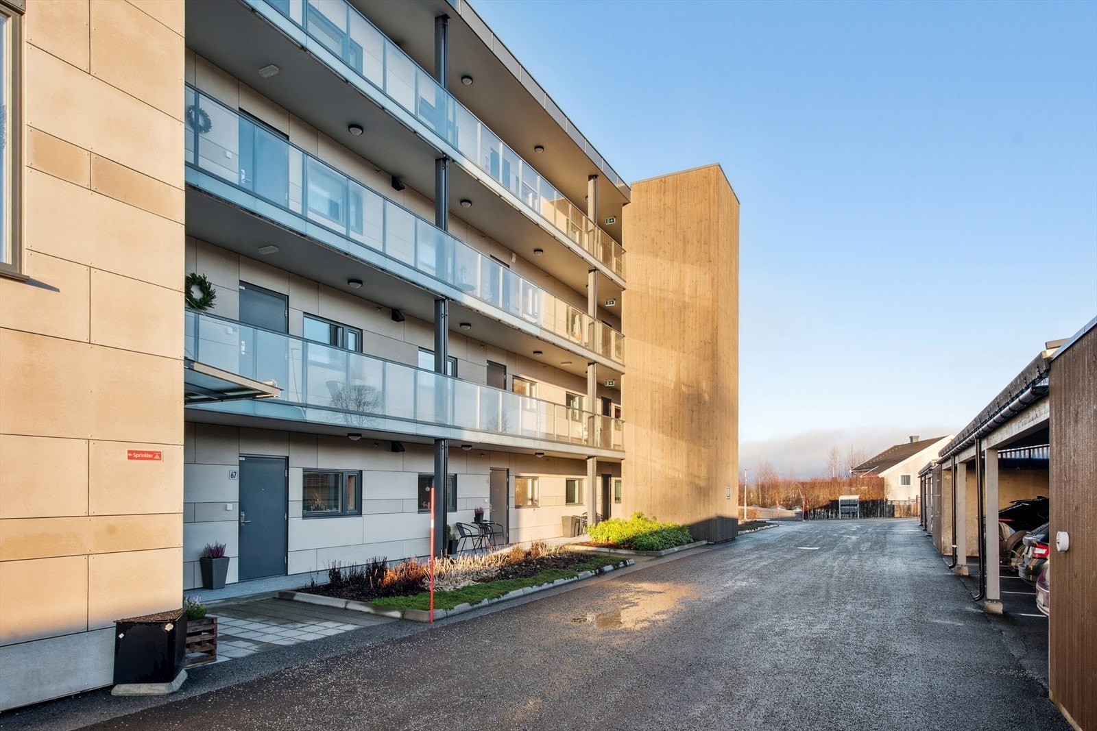 Det medfølger en biloppstillingsplass i felles carportanlegg med mulighet for el-billader. Galleribilde