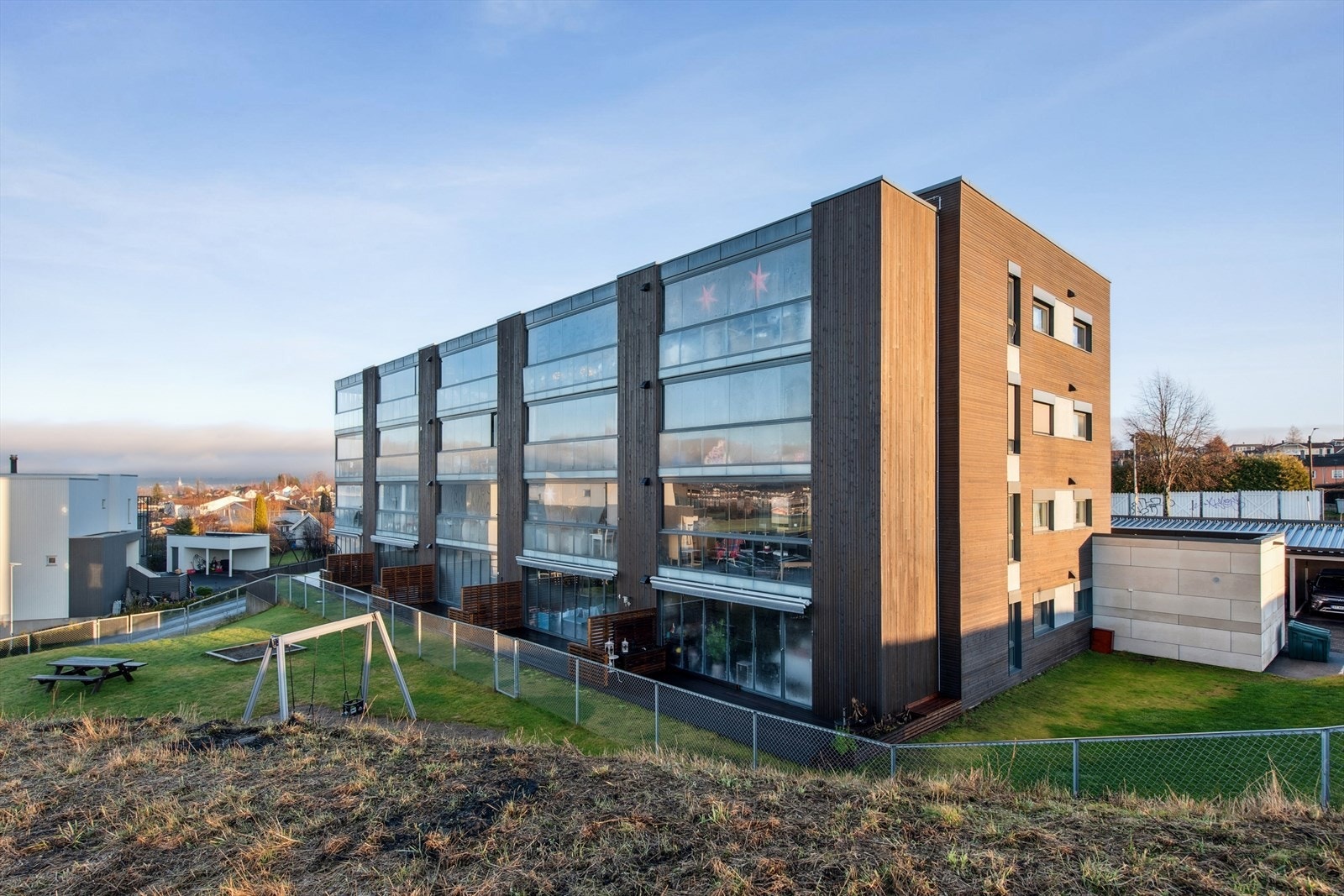 Leiligheten har god beliggenhet i Ottestad m/bussholdeplass rett ved boligen, fine turområder og kort vei til Vikasenteret. Galleribilde