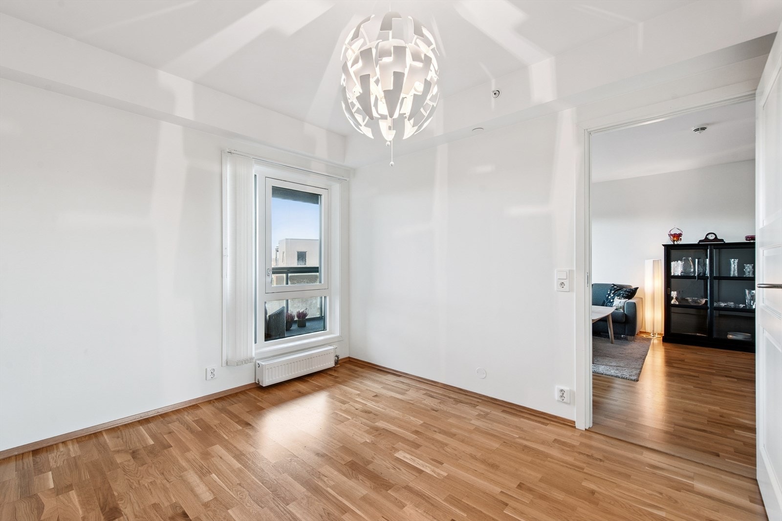 Rommet har parkett på gulvet, god plass til dobbeltseng og oppvarming via radiator. Galleribilde