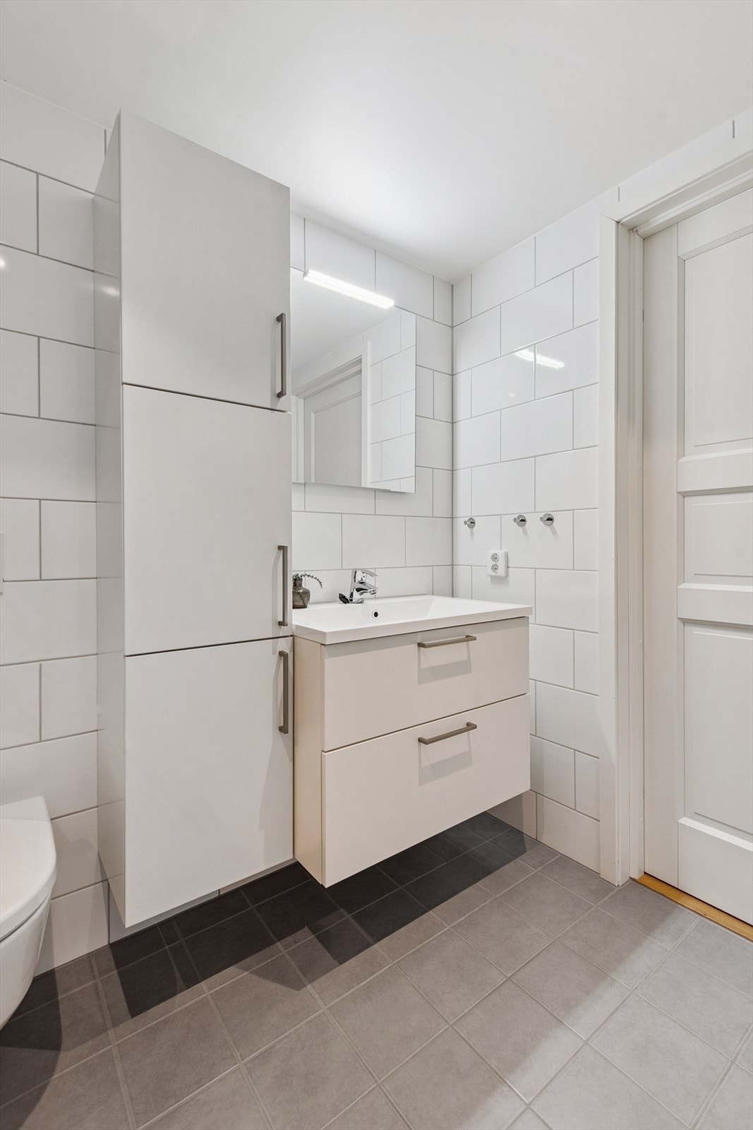 Badet har elektriske varmekabler i gulvet og innredning med god oppbevaringsplass. Galleribilde