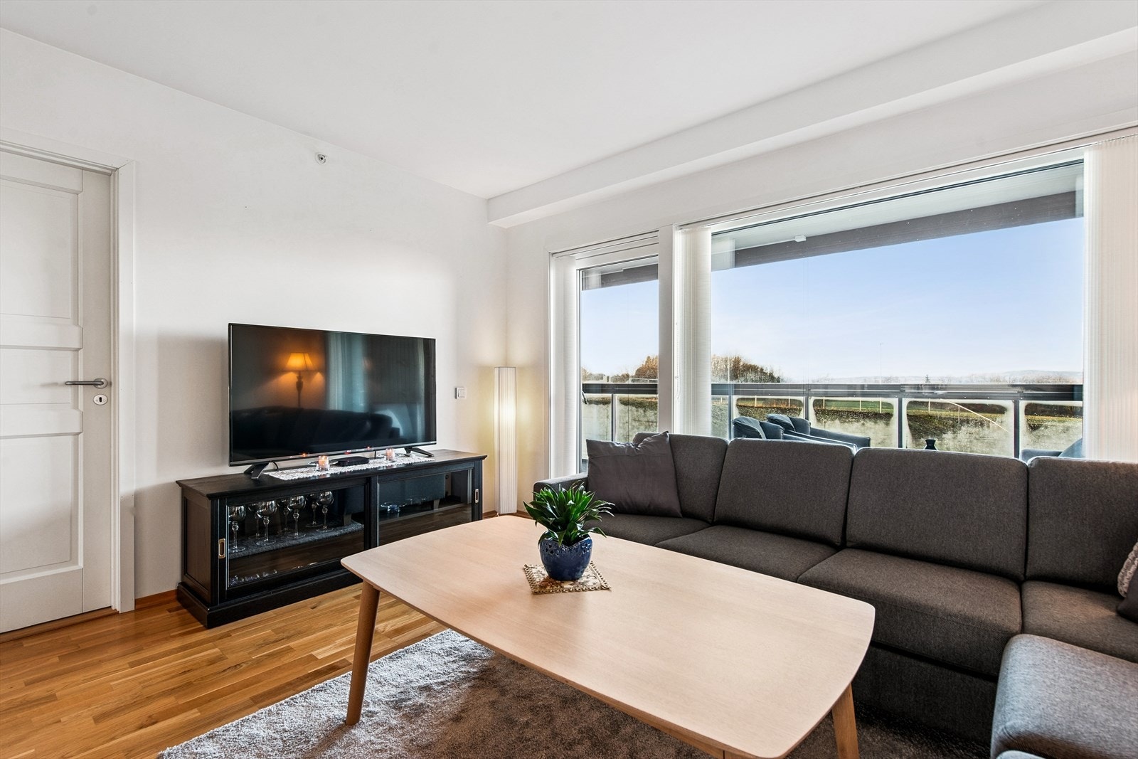 Store vindusflater og direkte utgang til den innglassede balkongen. Galleribilde