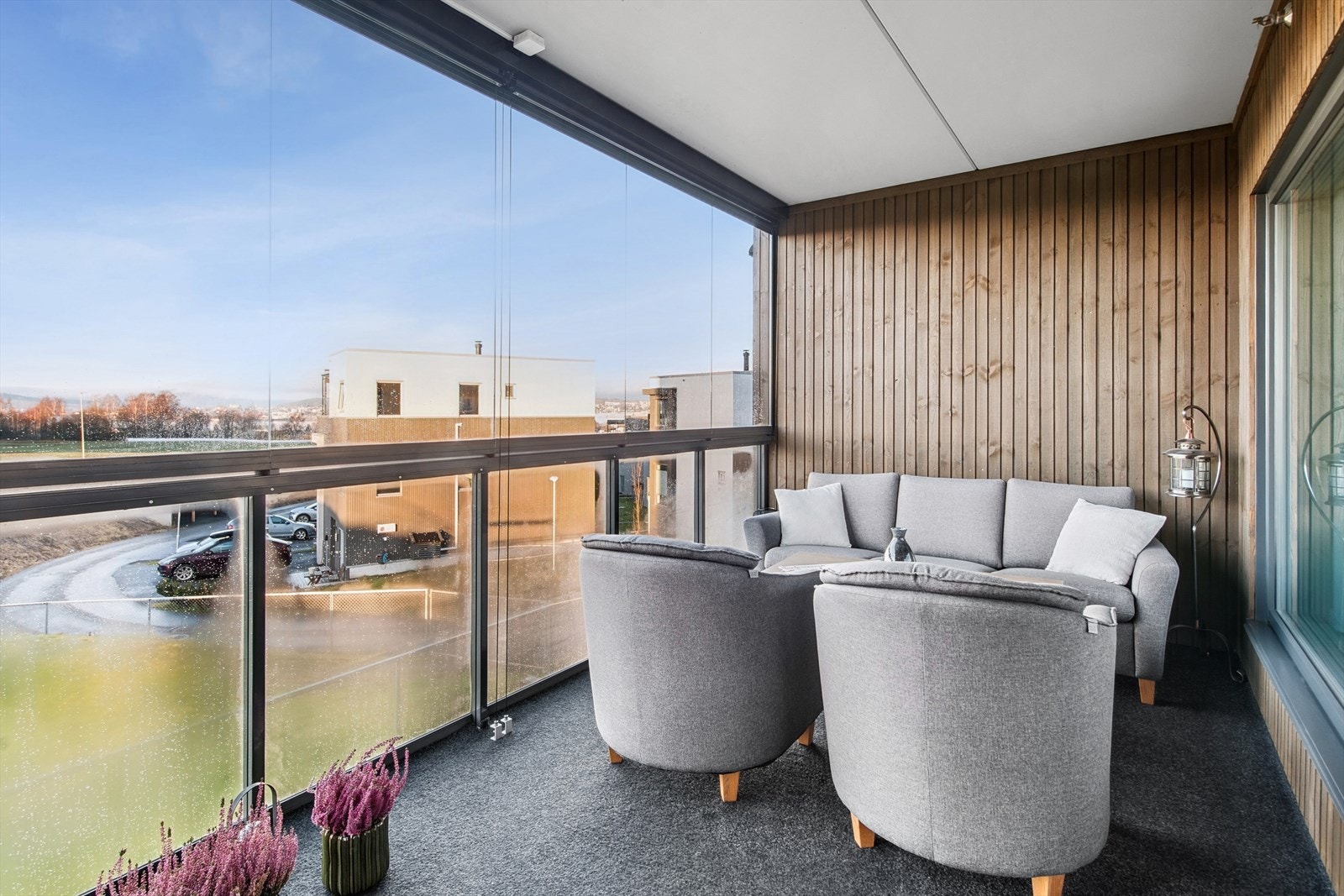 Den romslige innglassede balkongen på 14 m² fungerer som en forlengelse av stuen store deler av året. Galleribilde