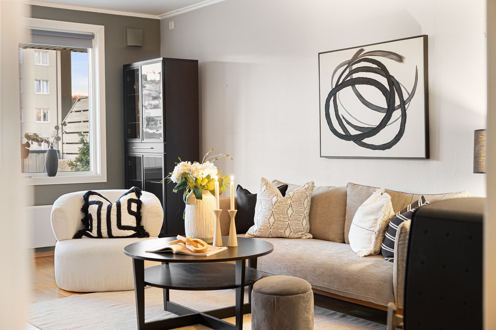 Planløsningen er romslig og praktisk, med soverom og bad samlet ved entré og en delvis åpen stue-/kjøkkenløsning. Galleribilde